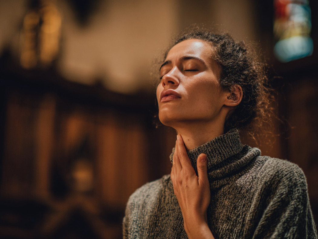 Singer holding her throat photo